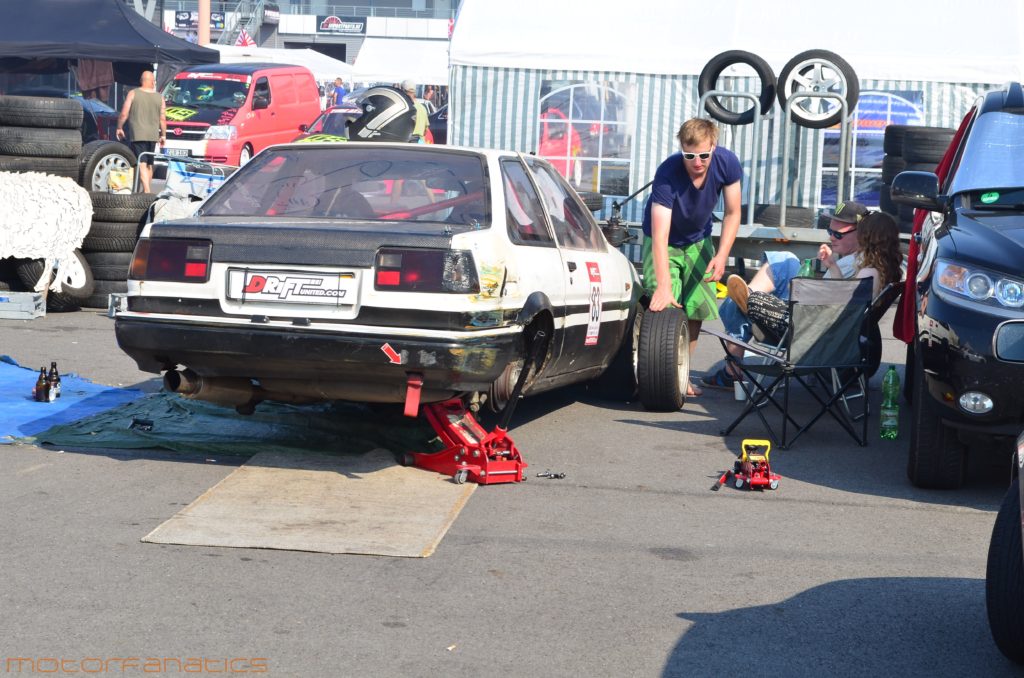 Toyota Corolla AE86 Wall Tap Tire Change at Reisbrennen Lausitz circuit 2015